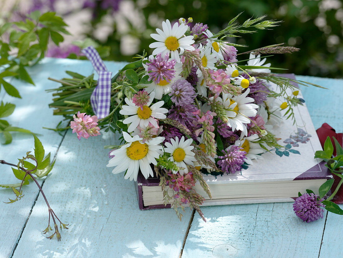 White-pink meadow bouquet