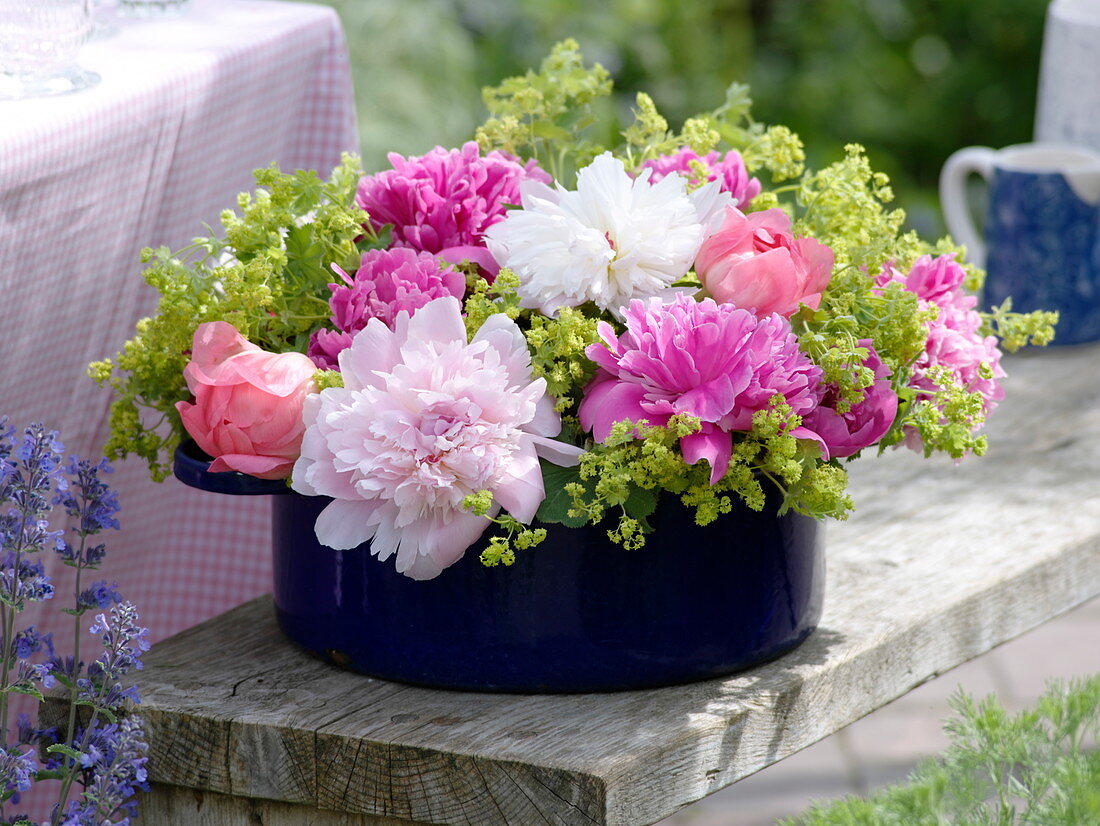 Gesteck aus Paeonia (Pfingstrosen) und Alchemilla (Frauenmantel)