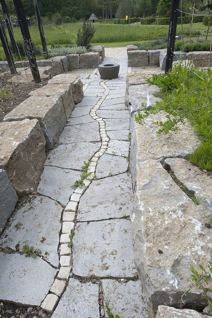 Pflasterweg aus Granit mit Marmor-Intarsie