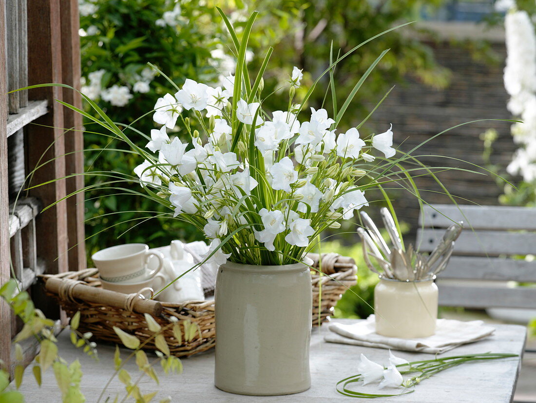 Strauß mit weißen Campanula persicifolia (Glockenblumen) und Spartina