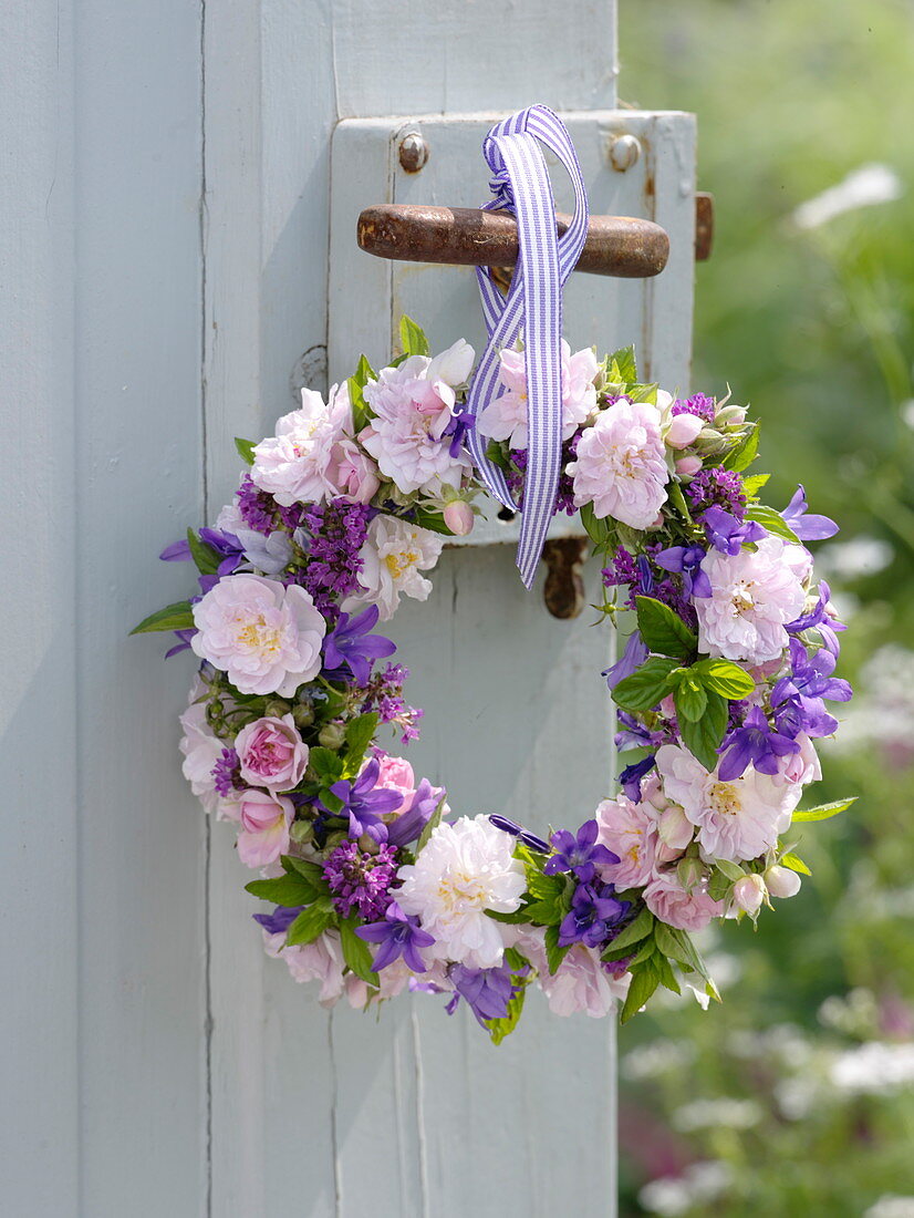 Kranz aus Rosa (Rosen - Blüten), Campanula (Glockenblumen), Thymian