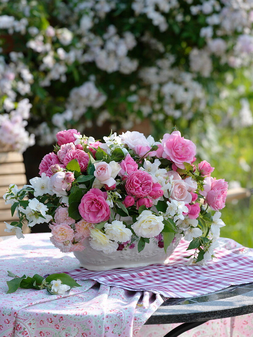 Rosa-weißes Duftgesteck aus Rosa (Rosen) und Philadelphus coronarius