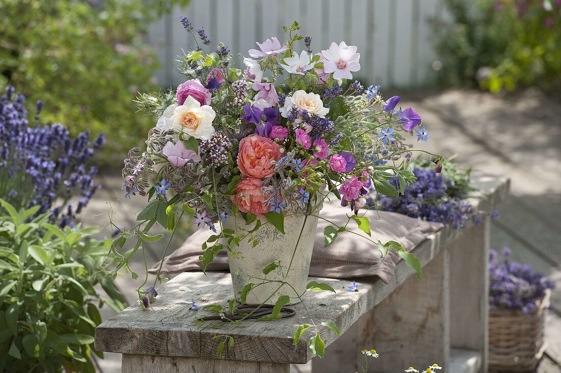 Strauß aus Rosen und Kräutern