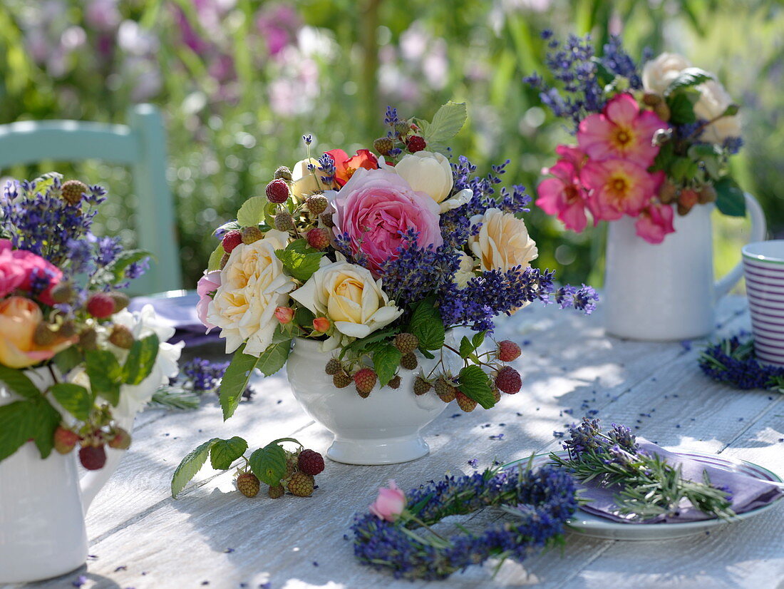 Sommerliche Tischdeko mit Rosen, Lavendel und Himbeeren