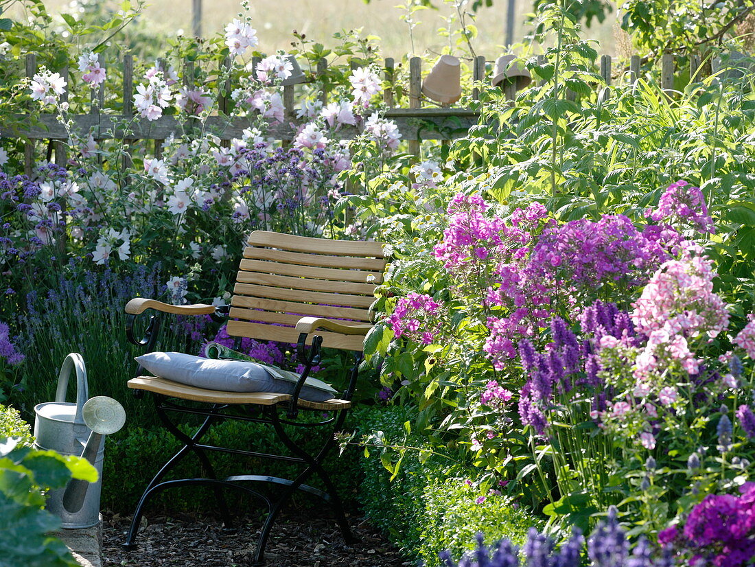 Bauerngarten mit Malvenbeet