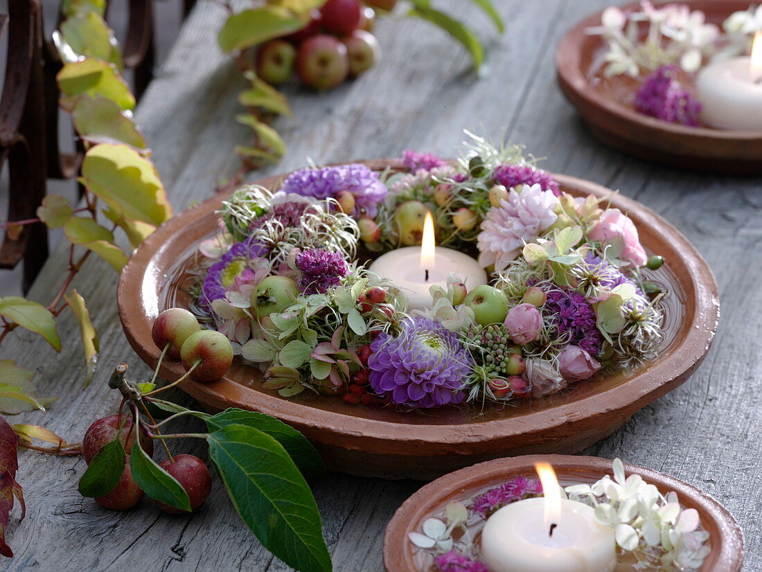 Kranz aus Dahlia (Dahlien), Hydrangea (Hortensie), Malus