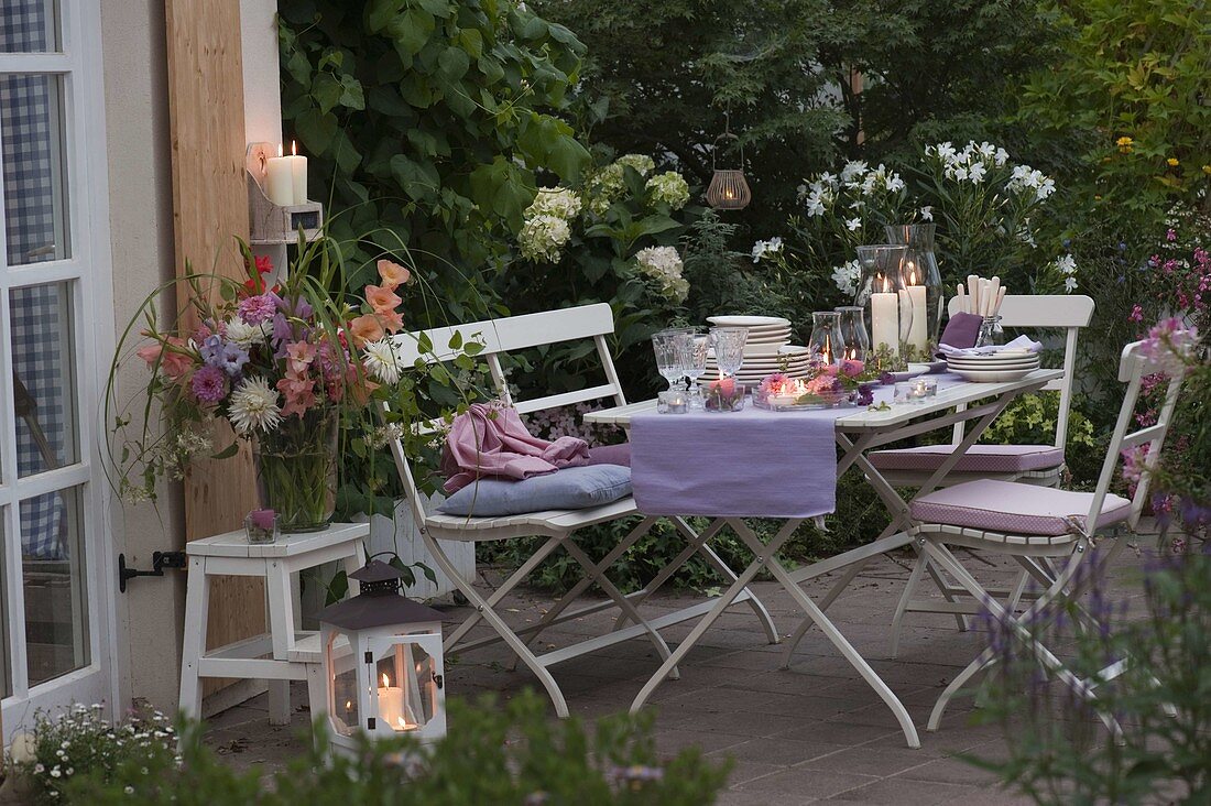 Abendterrasse : Tischdeko mit Windlichtern, Dahlia (Dahlien) und Hydrangea