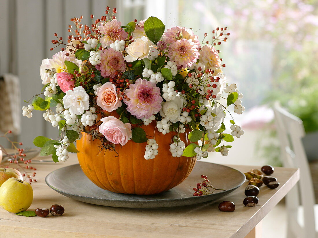 Herbstlicher Strauß in Kürbis als Vase