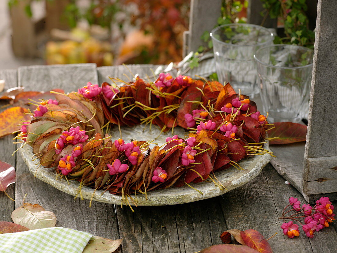 Herbstkranz aus Blättern der Felsenbirne 3/3