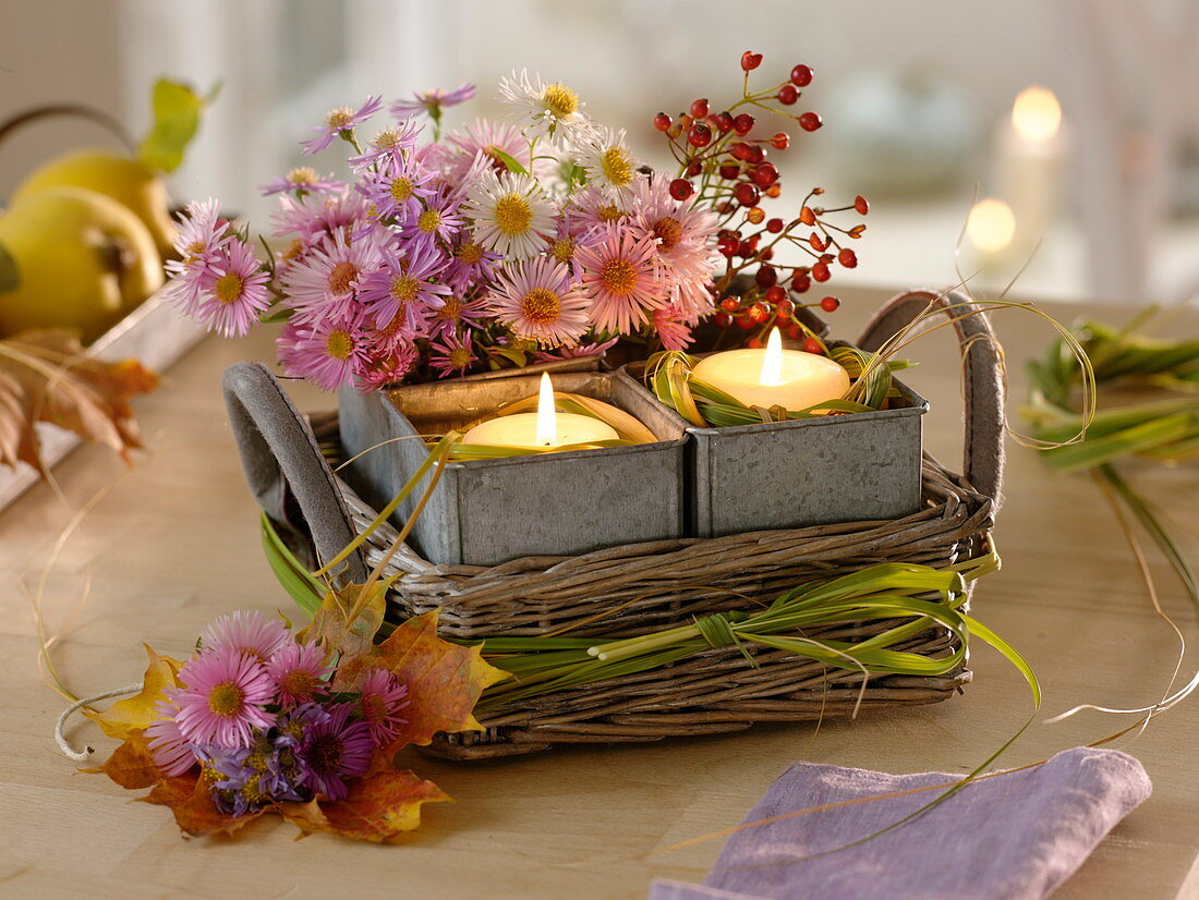 Herbst-Korb mit Aster (Herbstastern), Rosa (Hagebutten), kleine Blechtöpfe