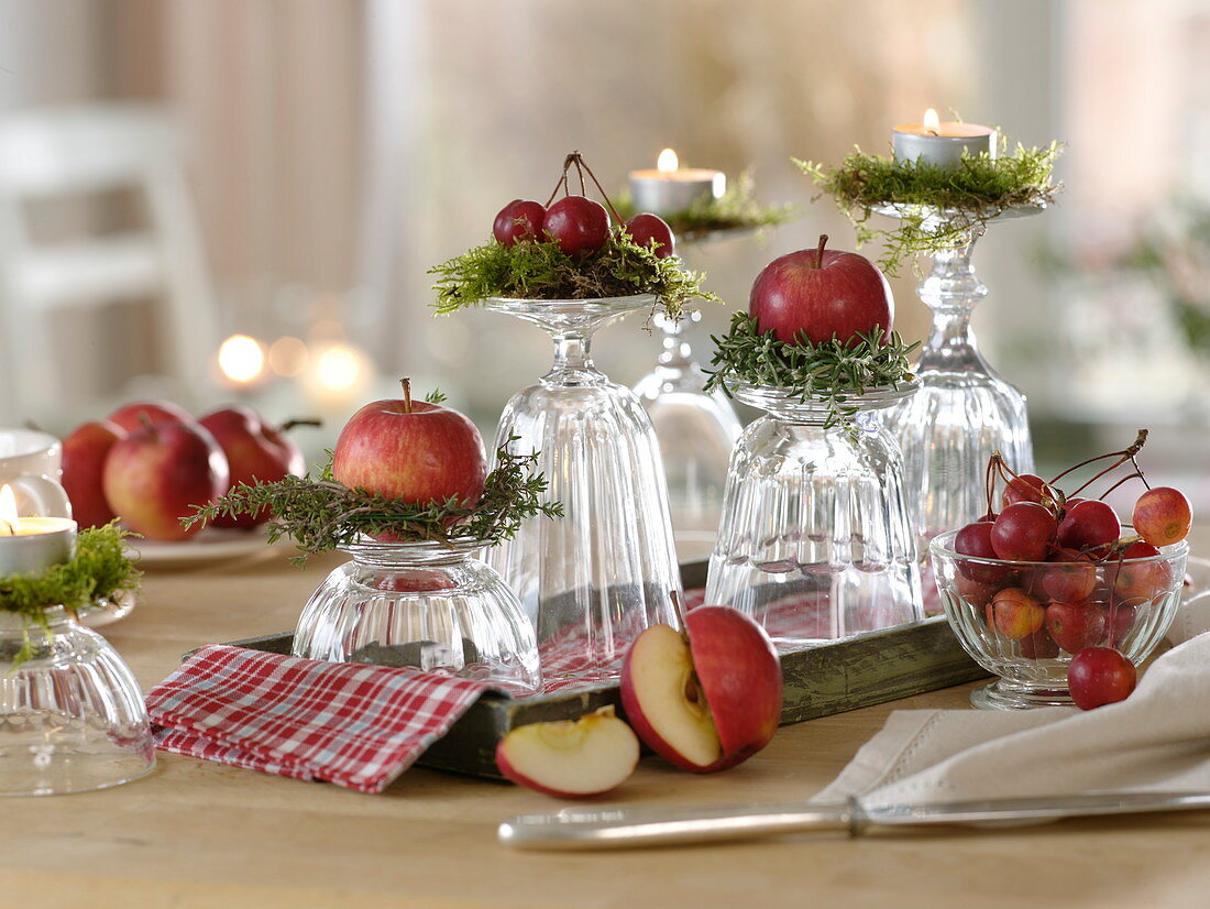Ungewöhnliche Tischdeko mit Äpfeln und Zieräpfeln