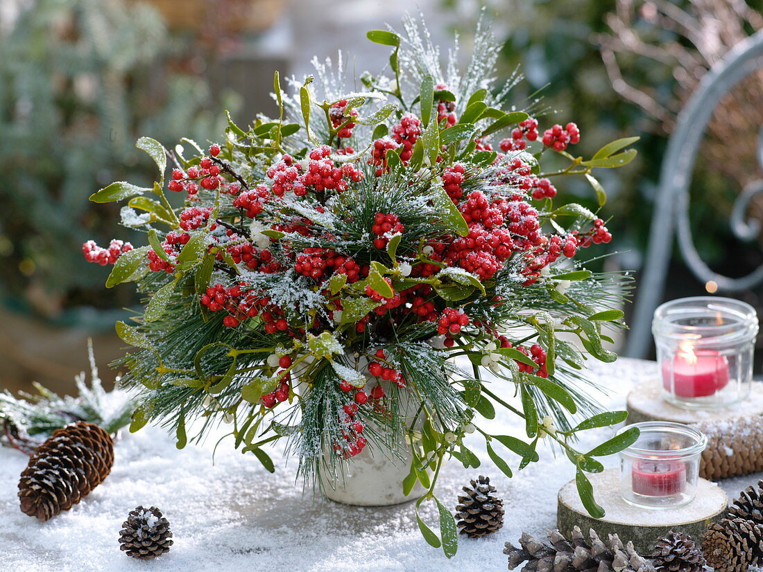 Winterstrauß mit Ilex (Roter Winterbeere), Viscum album (Mistel)