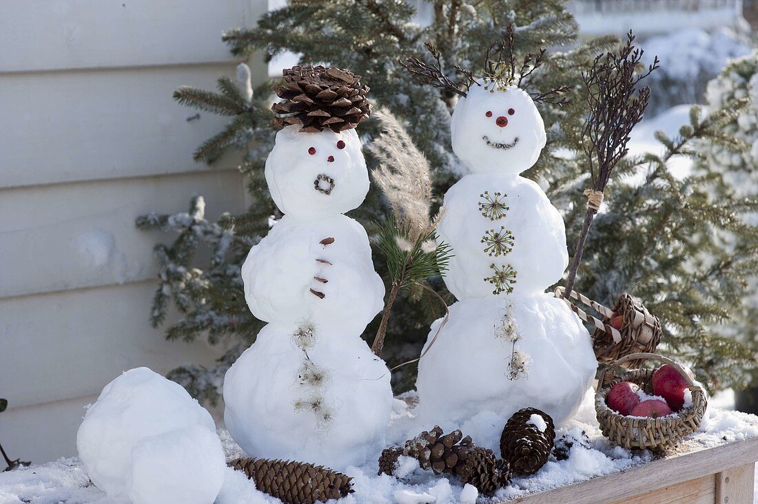 Mini snowmen with nature decoration