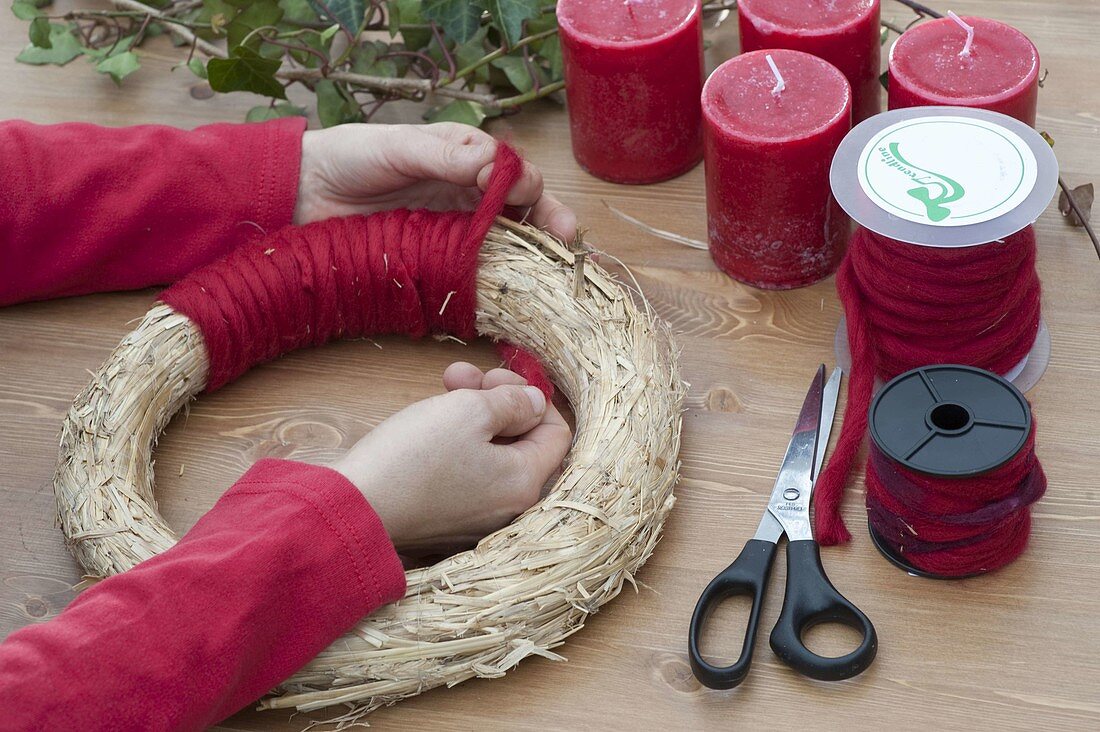 Roter Adventskranz mit Filzschnur 2/5