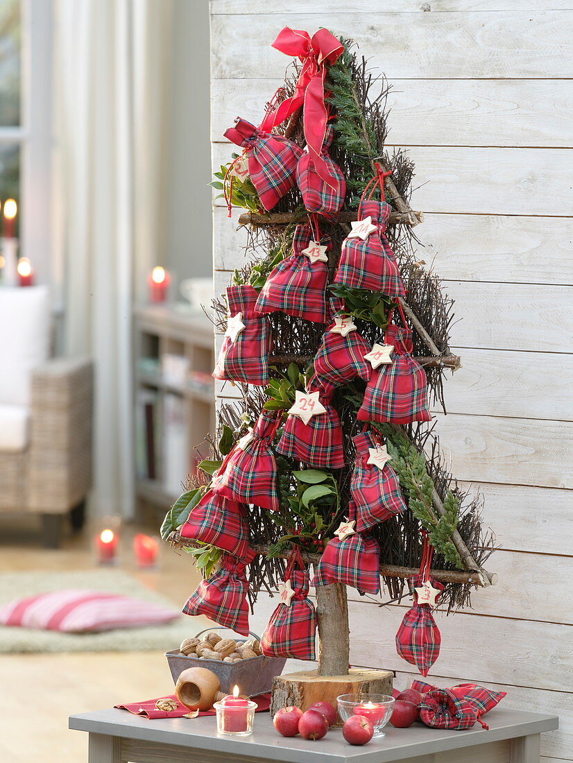 Stilisierter Tannenbaum als Adventskalender