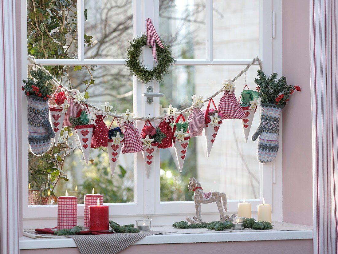 Adventskalender am Fenster : Handschuhe, Säckchen und Tüten mit Nummern