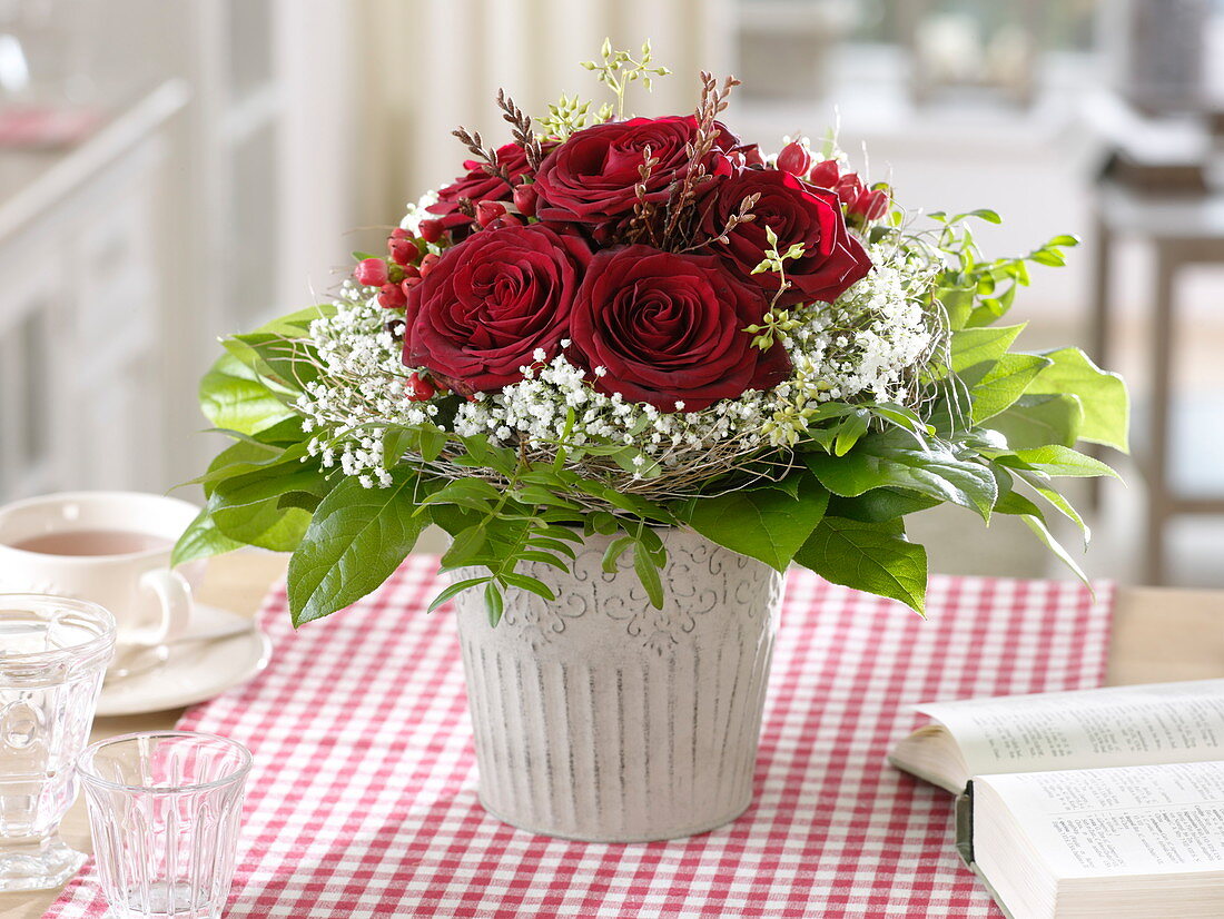 Strauß aus dunkelroten Rosa (Rosen), Gypsophila (Schleierkraut)