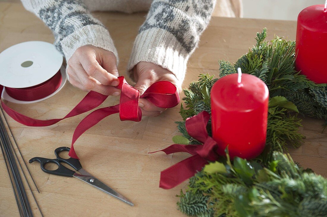 Gemischter Adventskranz mit roten Kerzen (6/10)