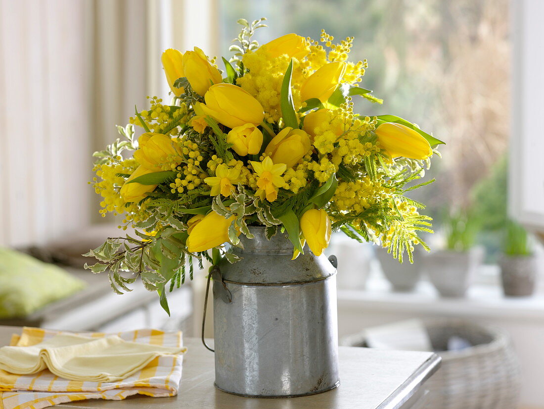 Gelber Strauß aus Acacia (Mimose), Tulipa (Tulpen), Narcissus 'Tete a Tete'