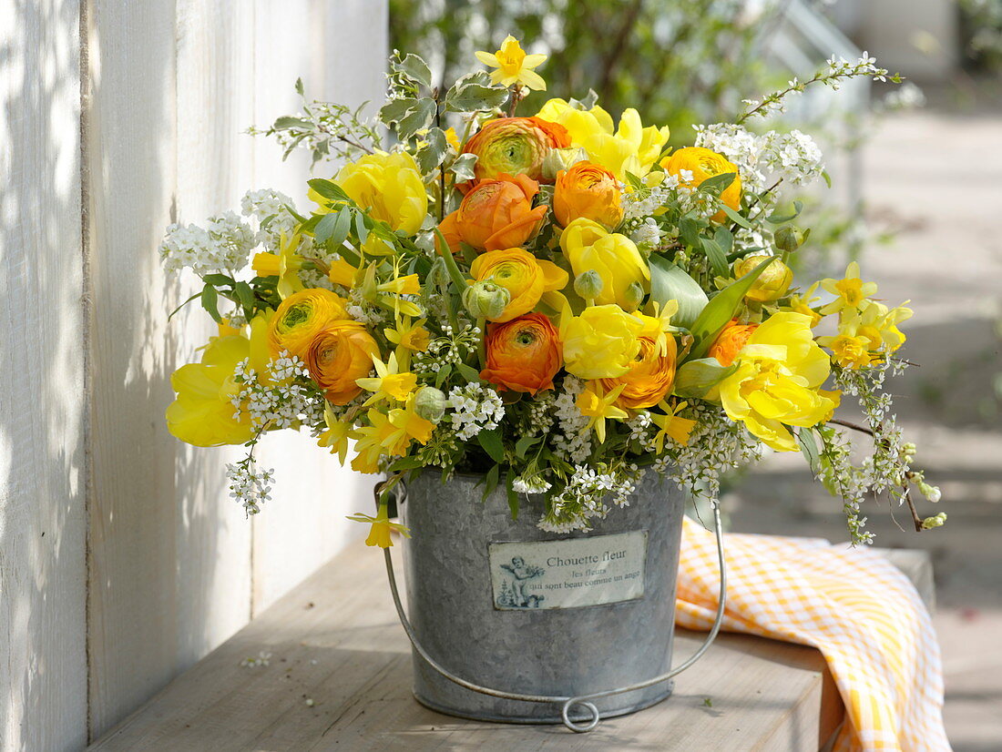 Orange - gelber Strauß mit Tulipa 'Monte Carlo' (Tulpen), Ranunculus