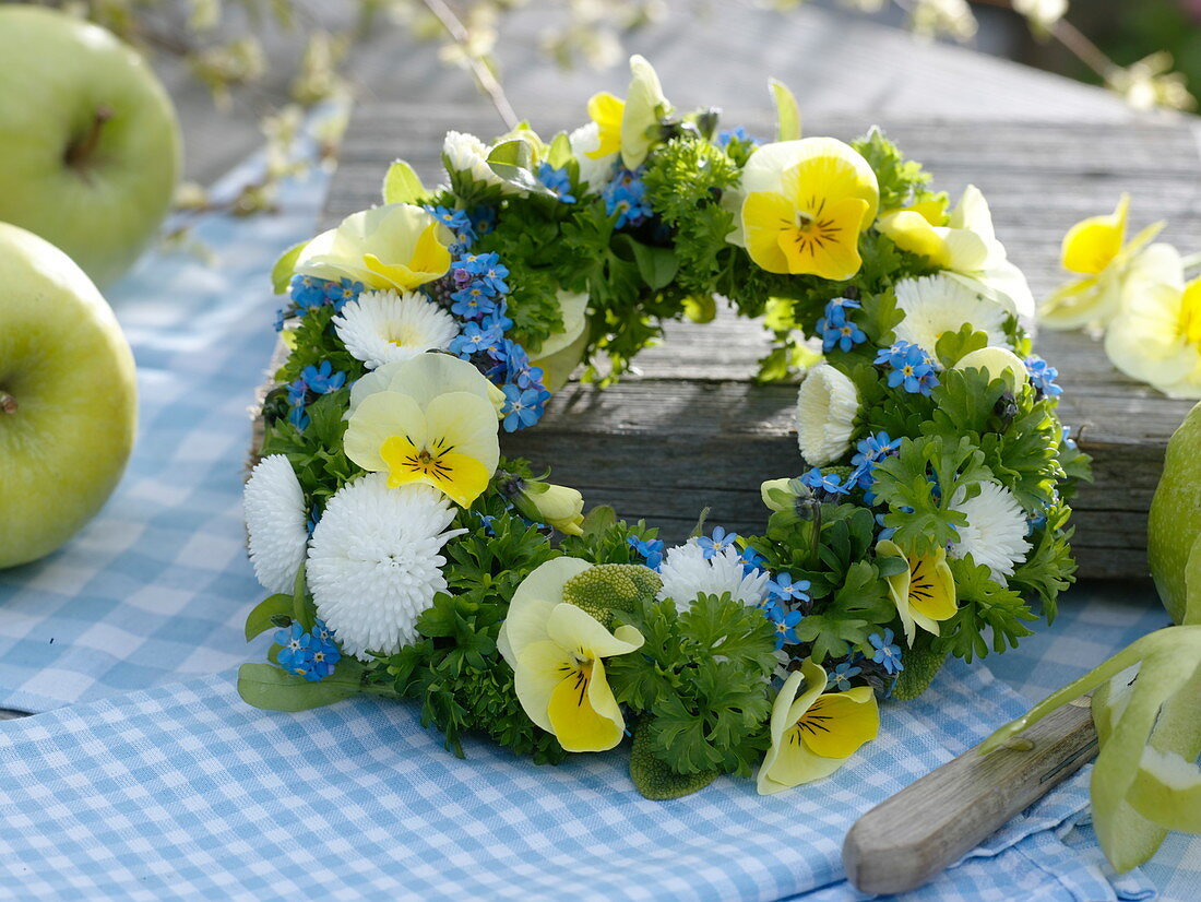 Kranz aus Kräutern und eßbaren Blüten