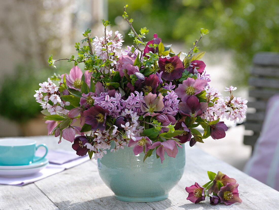 Duftender Strauß mit Helleborus orientalis (Lenzrosen), Hyacinthus