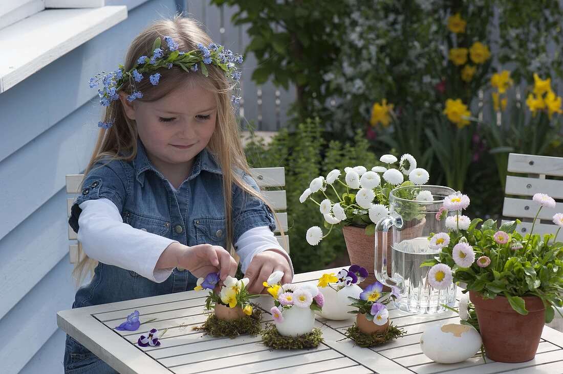 Ausgeblasene Eier als Vasen mit Viola - Blüten