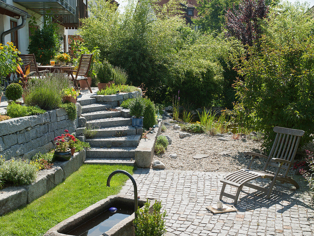 Hanggarten mit Mauer aus Granit terrassiert