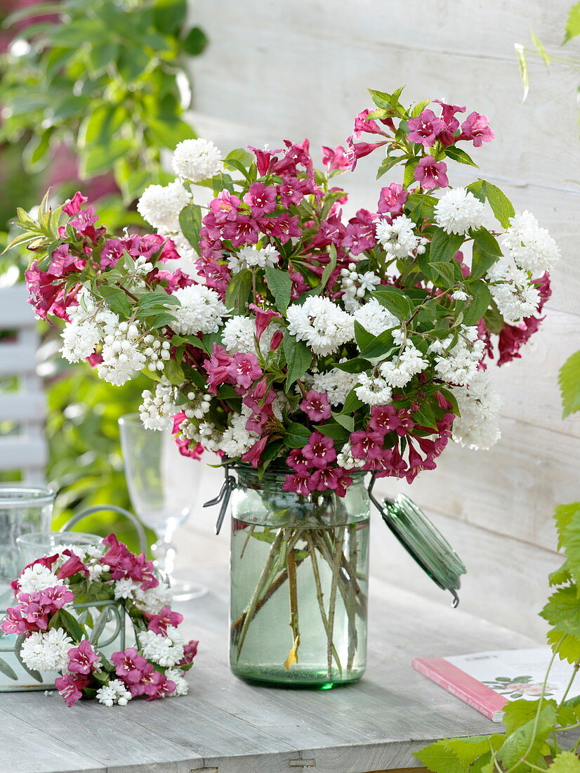 Rot-weißer Strauß und Kranz aus Deutzia magnifica (Deutzie), Weigelia