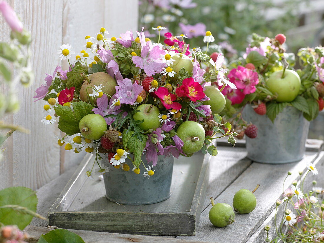 Strauß aus grünen Äpfeln (Malus), Himbeeren (Rubus), Rosa (Rosen), Malva