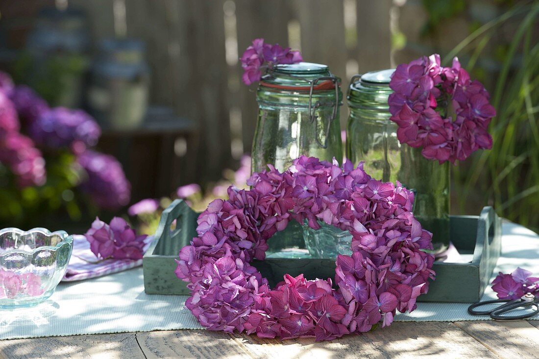 Kränze aus Hydrangea (Hortensien-Blüten) an Holz-Tablett