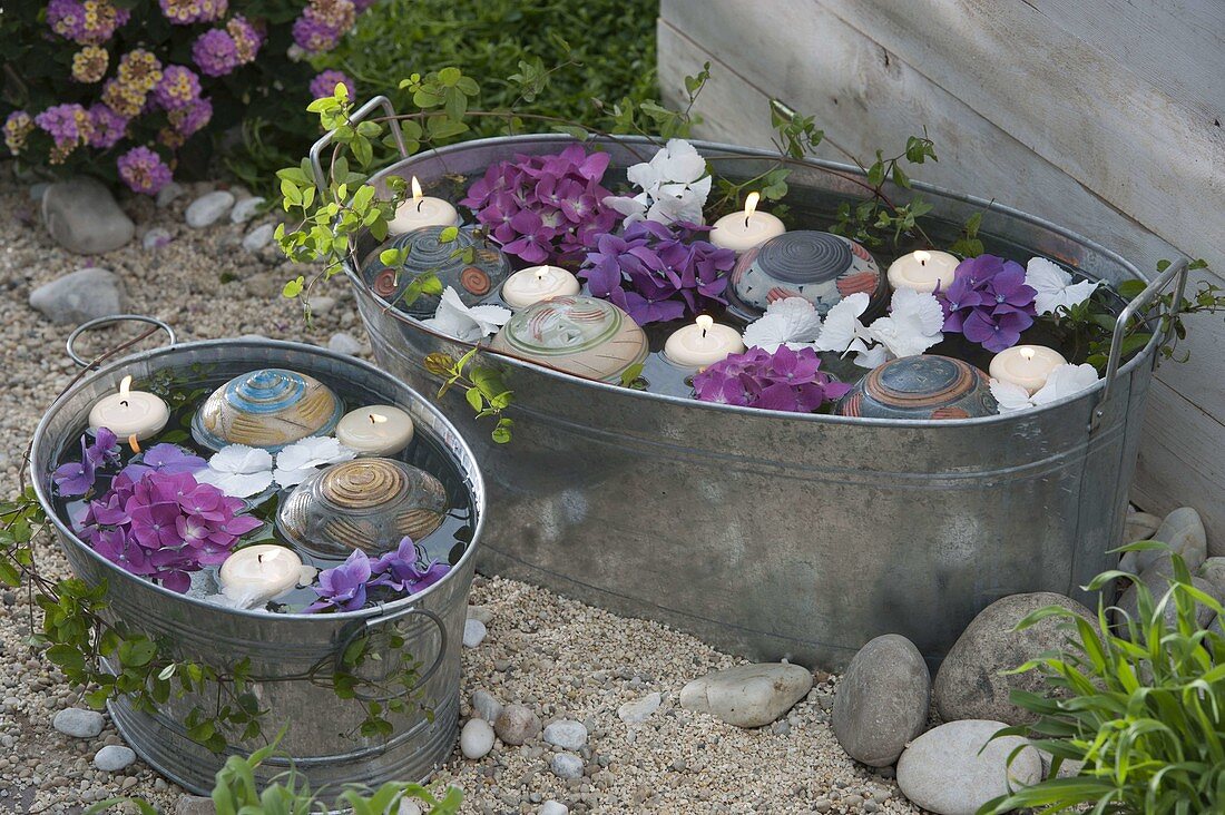 Zink-Wannen mit Hydrangea (Hortensien - Blüten), Schwimmkerzen