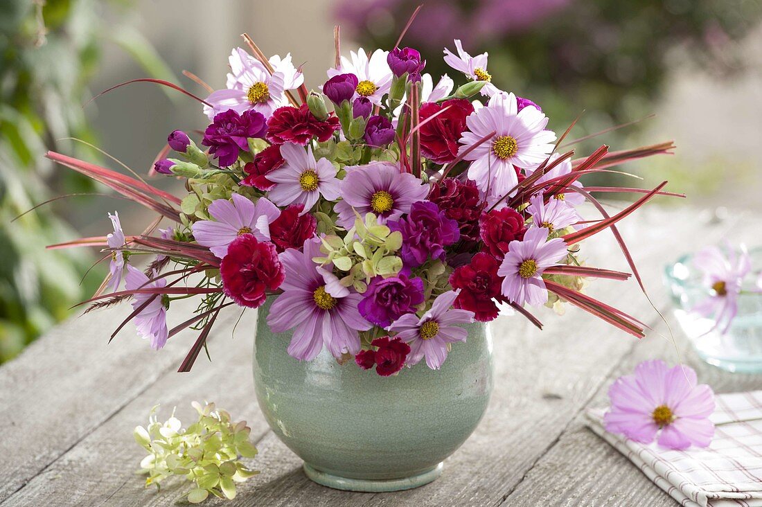 Kleiner Duftstrauß mit Dianthus (Nelken), Cosmos (Schmuckkörbchen)