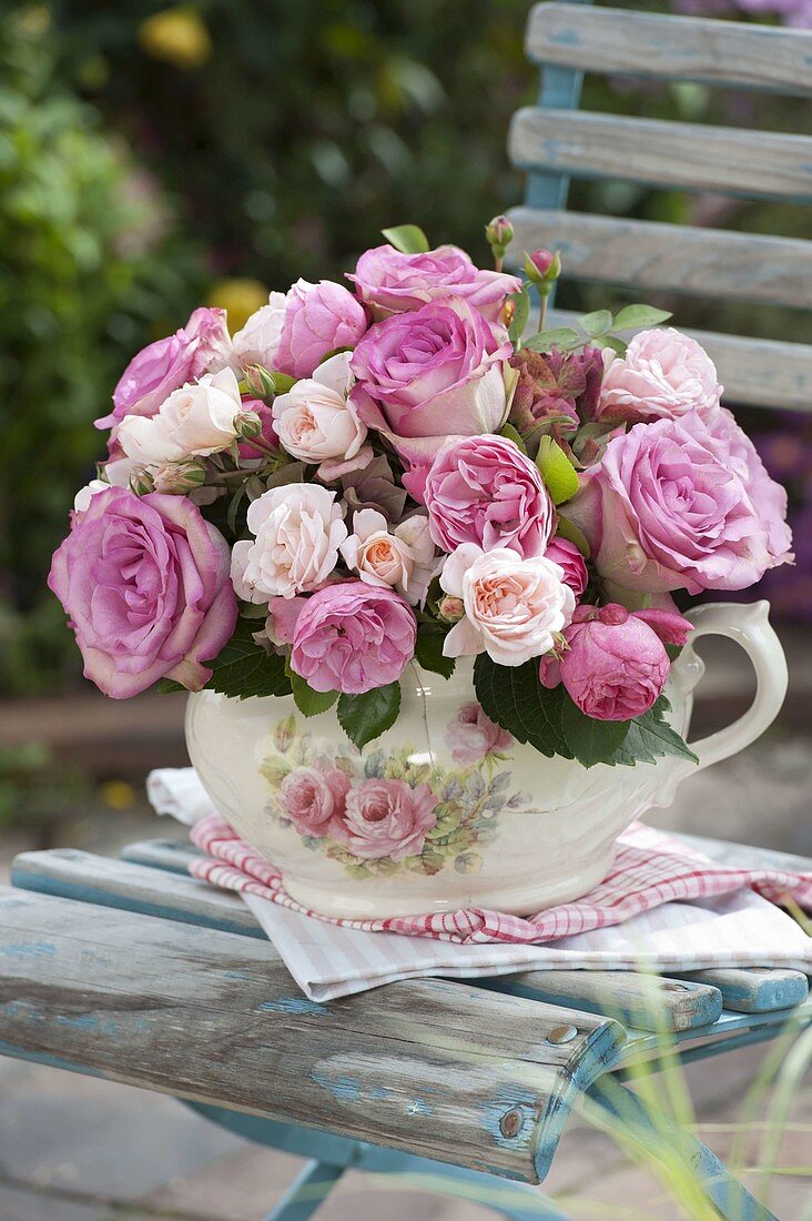Gemischter Strauß aus Rosa 'Variance' (Rosen) und Hydrangea (Hortensie)