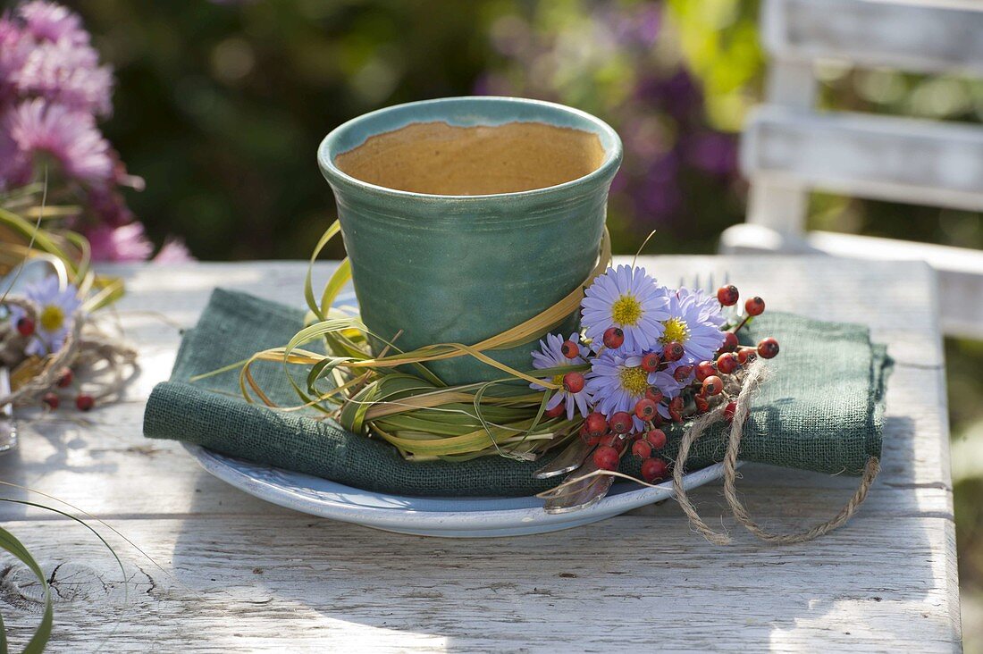 Getöpferter Becher von Spartina (Goldleistengras) umschlungen