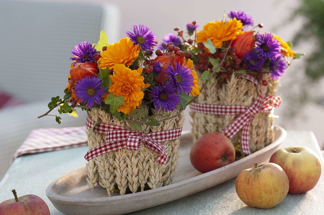 Small Thanksgiving bouquets in wheat-clad glasses