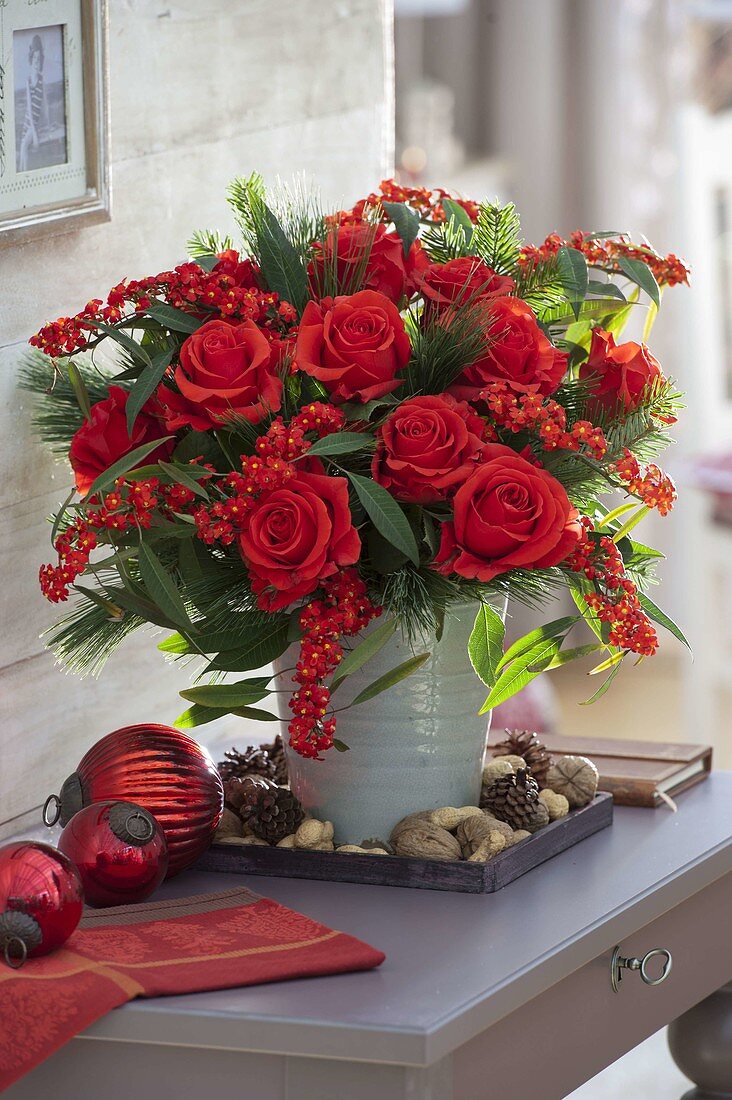 Roter Weihnachtsstrauß mit Rosa 'Orange Sky' (Rosen), Euphorbia fulgens