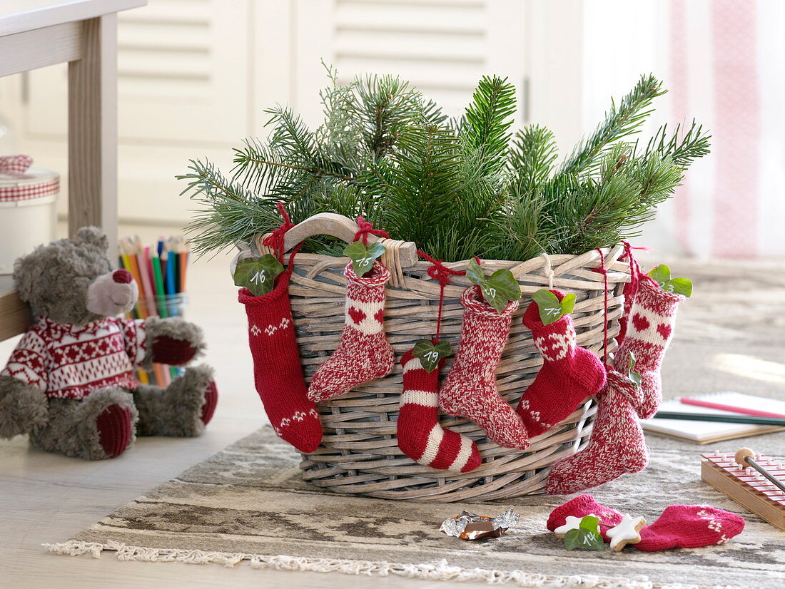 Adventskalender aus selbstgetrickten Söckchen