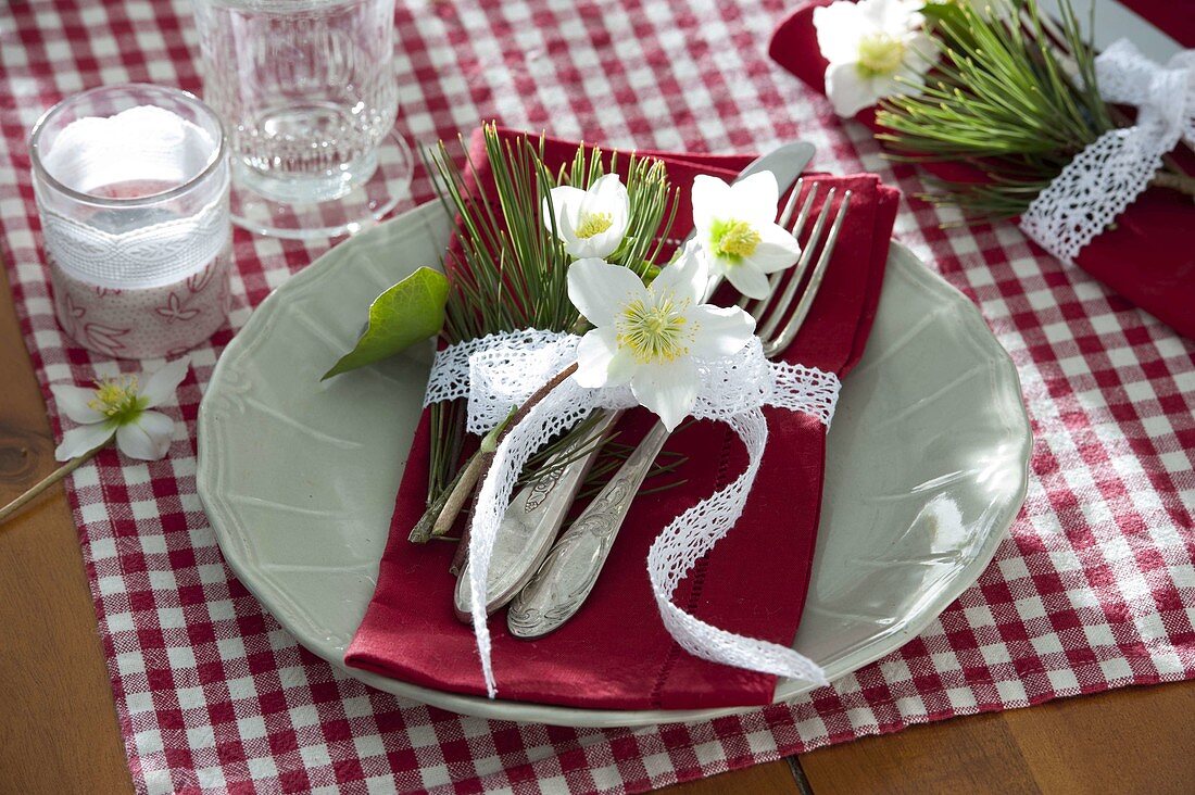 Weihnachtliche Tischdeko mit Helleborus niger (Christrosen)