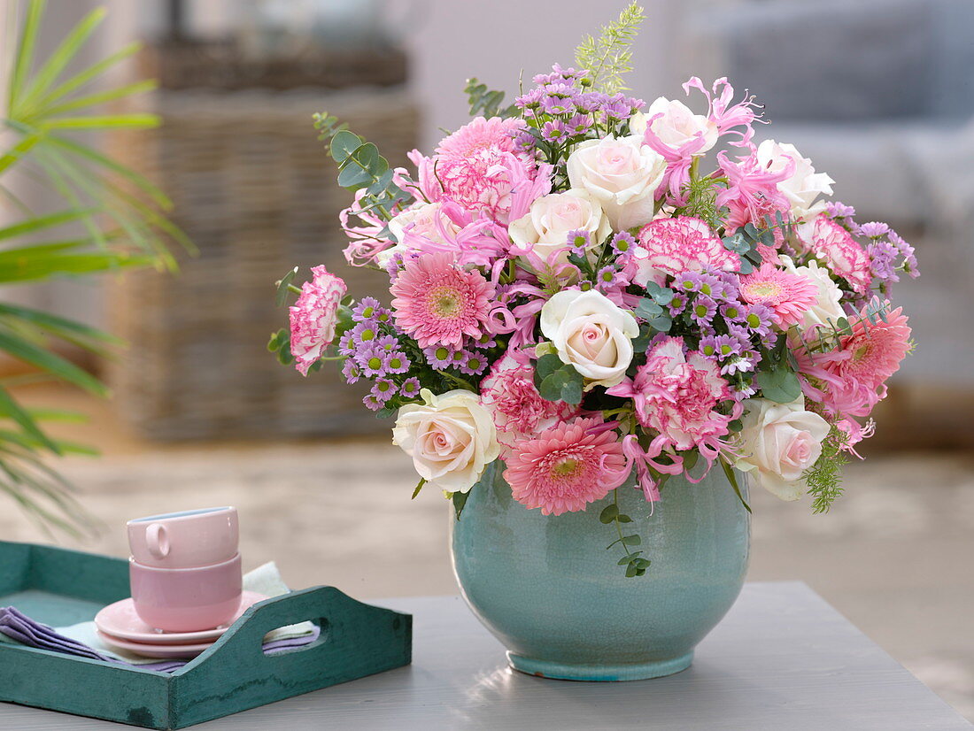 Rosa 'Fedora' (Rosen), Gerbera Germini 'Alissia' , Dianthus (Nelken