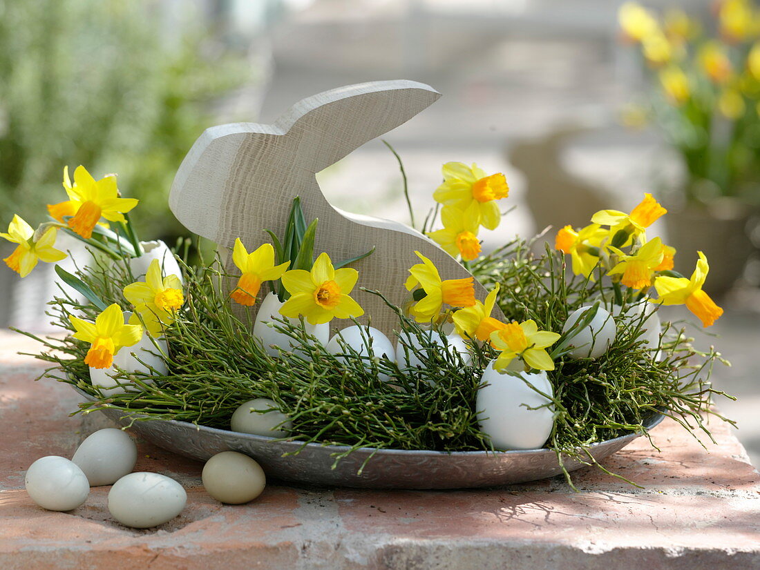 Kranz aus Zweigen von Vaccinium (Heidelbeere) mit Holz-Osterhase