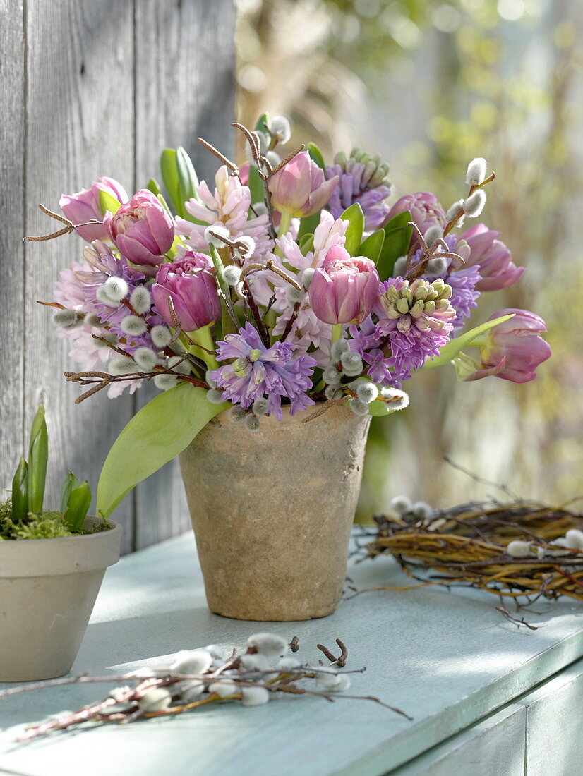 Frühlingsstrauß in Terracotta-Vase Tulipa (Tulpen), Hyacinthus (Hyazinthen)