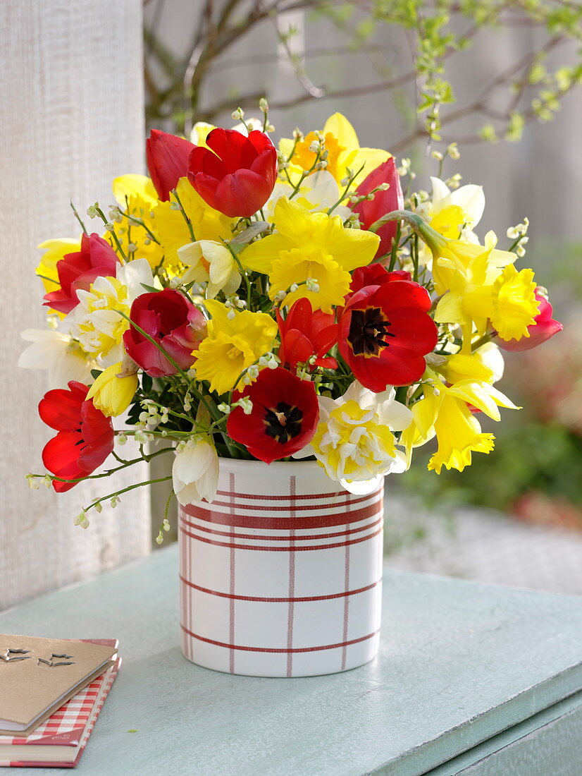 Frühlingsstrauß mit roten Tulipa (Tulpen), Narcissus (Narzissen)