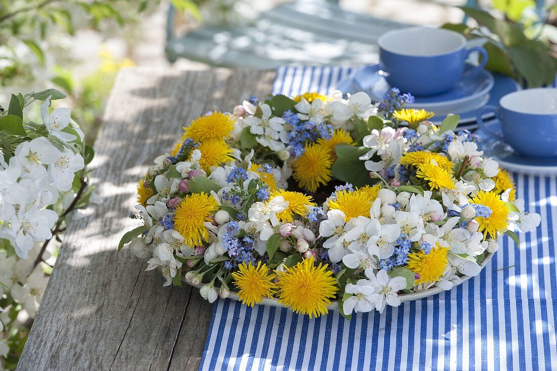 Frühlingskranz aus Malus (Zierapfel), Taraxacum (Löwenzahn) und Myosotis