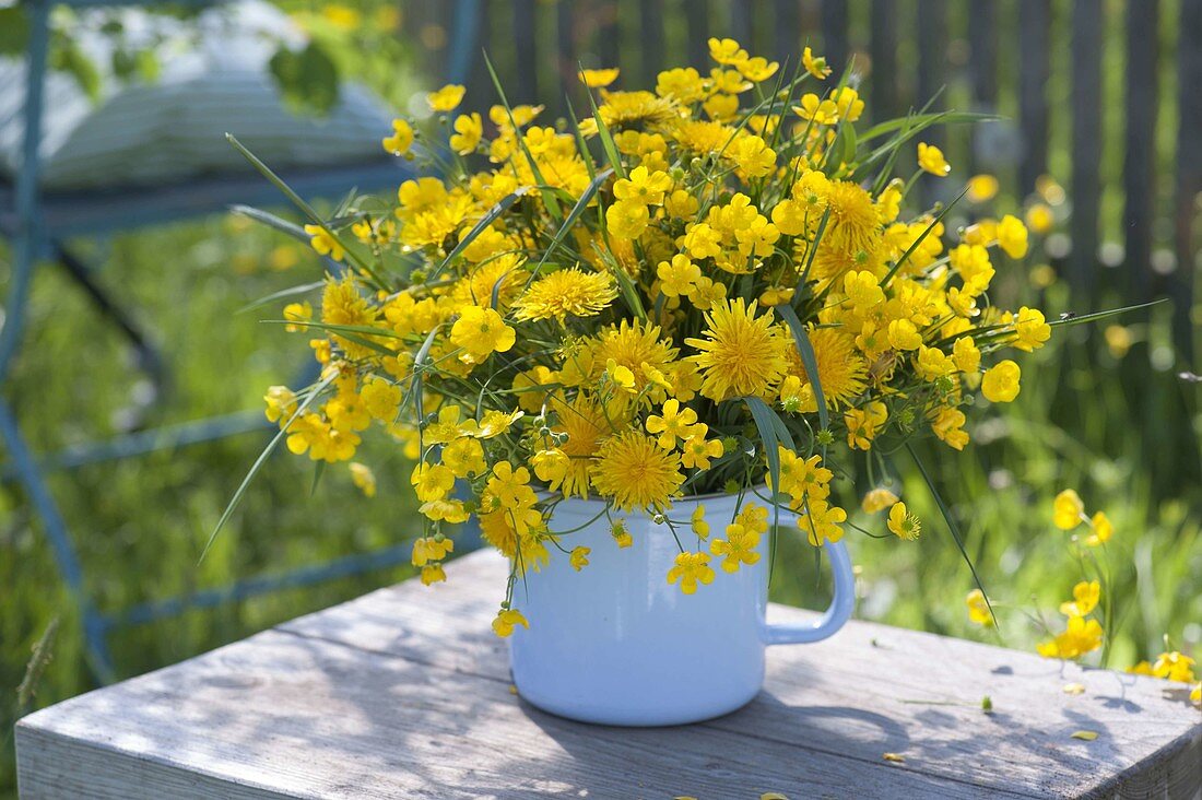 Wiesenstrauß aus Taraxacum (Löwenzahn) und Ranunculus