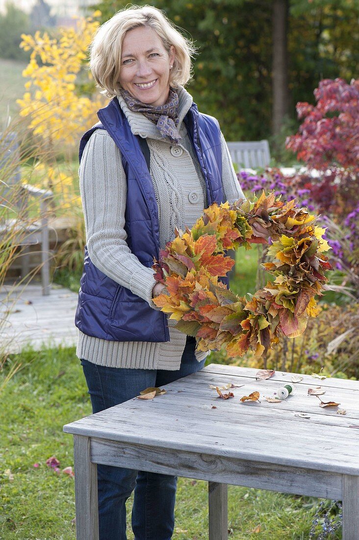 Bunt gemischte Herbstblätter zum Kranz binden