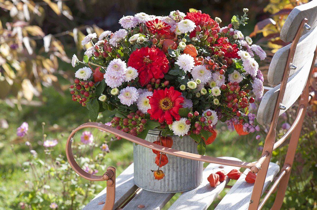 Herbststrauss mit Chrysanthemum (Herbstchrysanthemen), Zinnia (Zinnien)