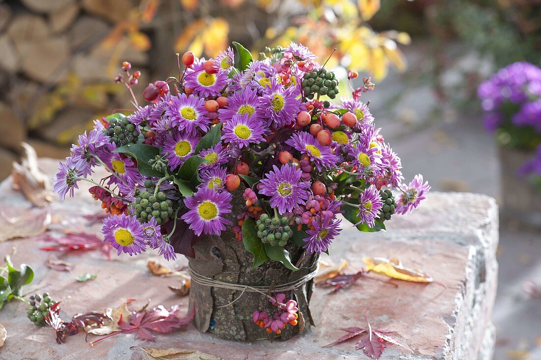 Herbststrauss in mit Rinde verkleideter Vase