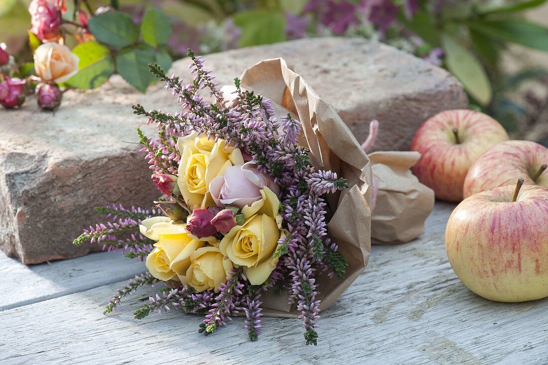 Herbststrauss aus Rosa (Rosen) und Calluna (Knospenbluehender Besenheide