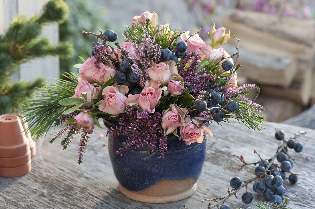 Herbststrauss aus Rosa (Rosen), Pinus (Kiefer), Schlehe (Prunus spinosa)